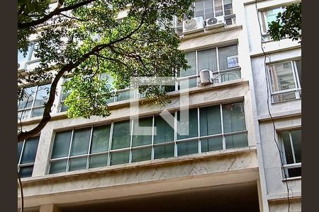 Apartamento à venda com 300m², 4 quartos e 4 vagasFachada com cartaz QA.