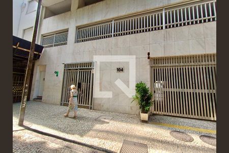 Apartamento à venda com 300m², 4 quartos e 4 vagasFachada com cartaz QA.