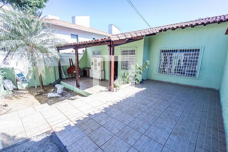 Casa à venda com 240m², 6 quartos e 2 vagas Casa à venda com 240m², 6 quartos e 2 vagasVaranda / vaga de garagem