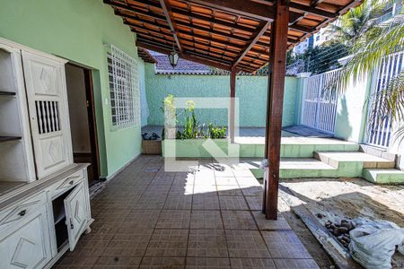 Casa à venda com 240m², 6 quartos e 2 vagas Casa à venda com 240m², 6 quartos e 2 vagasVaranda / vaga de garagem