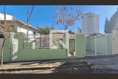 Casa à venda com 240m², 6 quartos e 2 vagas Casa à venda com 240m², 6 quartos e 2 vagasFachada