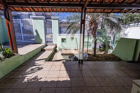Casa à venda com 240m², 6 quartos e 2 vagas Casa à venda com 240m², 6 quartos e 2 vagasVaranda / vaga de garagem