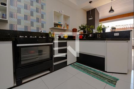 Casa à venda com 150m², 3 quartos e 2 vagas Casa à venda com 150m², 3 quartos e 2 vagasCozinha - Armários