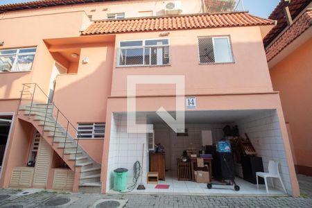 Casa de condomínio à venda com 150m², 4 quartos e 1 vaga Casa de condomínio à venda com 150m², 4 quartos e 1 vagaFachada