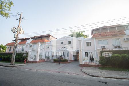Casa de condomínio à venda com 150m², 4 quartos e 1 vaga Casa de condomínio à venda com 150m², 4 quartos e 1 vagaFachada