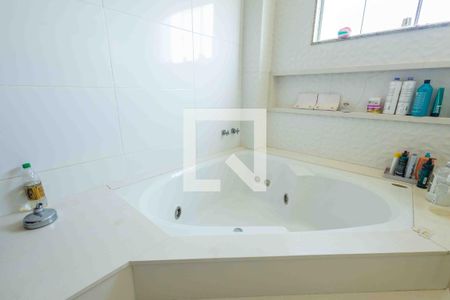 Casa de condomínio à venda com 450m², 5 quartos e 4 vagas Casa de condomínio à venda com 450m², 5 quartos e 4 vagasBanheiro da Suíte 2