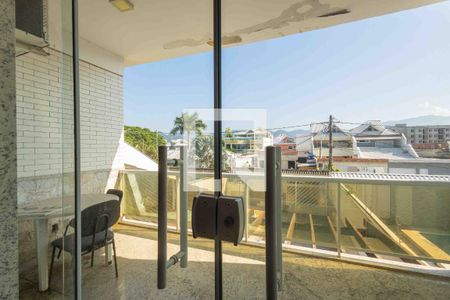 Casa de condomínio à venda com 450m², 5 quartos e 4 vagas Casa de condomínio à venda com 450m², 5 quartos e 4 vagasVaranda da Suíte 2