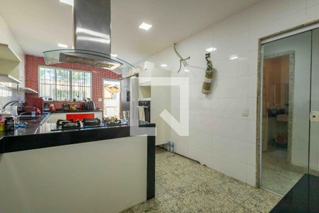 Casa de condomínio à venda com 450m², 5 quartos e 4 vagas Casa de condomínio à venda com 450m², 5 quartos e 4 vagasCozinha