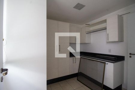 Apartamento à venda com 250m², 3 quartos e 2 vagas Apartamento à venda com 250m², 3 quartos e 2 vagasQuarto de Serviço