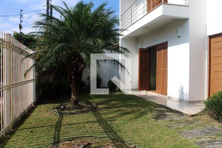 Casa à venda com 256m², 4 quartos e 3 vagas Casa à venda com 256m², 4 quartos e 3 vagasEntrada