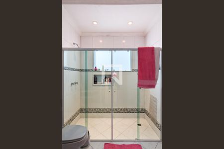 Casa à venda com 347m², 4 quartos e 4 vagas Casa à venda com 347m², 4 quartos e 4 vagasBanheiro da suíte 2