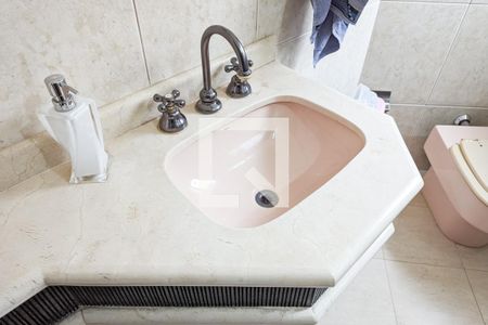 Casa à venda com 347m², 4 quartos e 4 vagas Casa à venda com 347m², 4 quartos e 4 vagasBanheiro