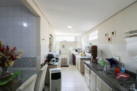 Casa à venda com 180m², 3 quartos e 5 vagas Casa à venda com 180m², 3 quartos e 5 vagasCasa 2 - Cozinha