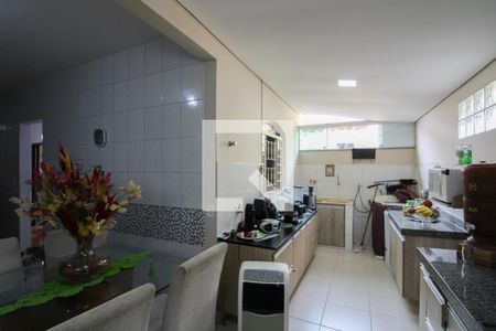 Casa à venda com 180m², 3 quartos e 5 vagas Casa à venda com 180m², 3 quartos e 5 vagasCasa 2 - Cozinha