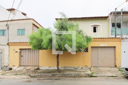 Casa à venda com 180m², 3 quartos e 5 vagas Casa à venda com 180m², 3 quartos e 5 vagasFachada