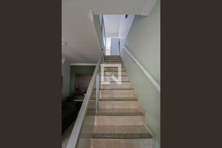 Casa à venda com 180m², 3 quartos e 5 vagas Casa à venda com 180m², 3 quartos e 5 vagasCasa 2 - Escada