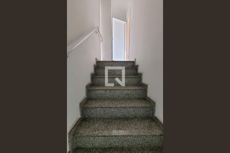 Apartamento à venda com 200m², 3 quartos e sem vaga Apartamento à venda com 200m², 3 quartos e sem vagaEscada