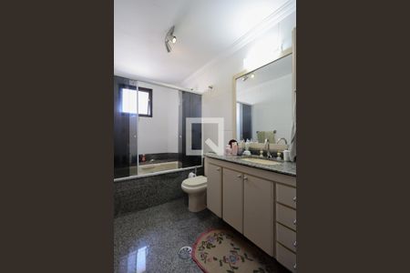 Apartamento à venda com 164m², 4 quartos e 4 vagas Apartamento à venda com 164m², 4 quartos e 4 vagasBanheiro da Suíte 1