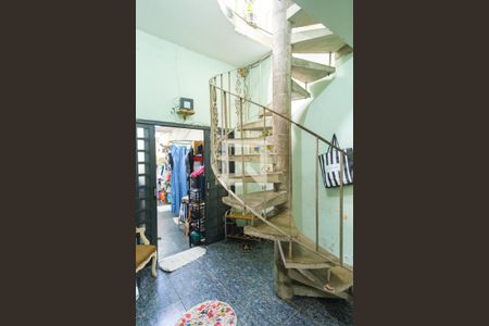 Casa à venda com 210m², 3 quartos e 3 vagas Casa à venda com 210m², 3 quartos e 3 vagasEscada