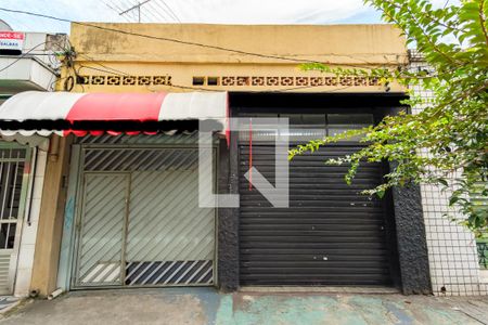 Casa à venda com 210m², 3 quartos e 3 vagas Casa à venda com 210m², 3 quartos e 3 vagasFachada