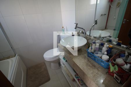 Casa à venda com 300m², 4 quartos e 4 vagasBanheiro da Suíte 2