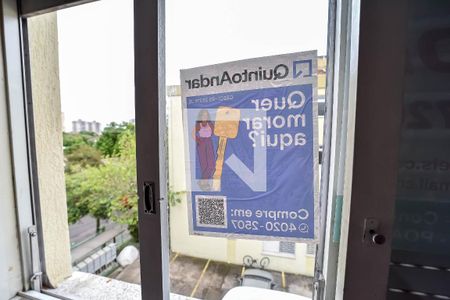 Apartamento à venda com 60m², 2 quartos e 1 vaga Apartamento à venda com 60m², 2 quartos e 1 vagaPlaquinha instalada na janela do imóvel