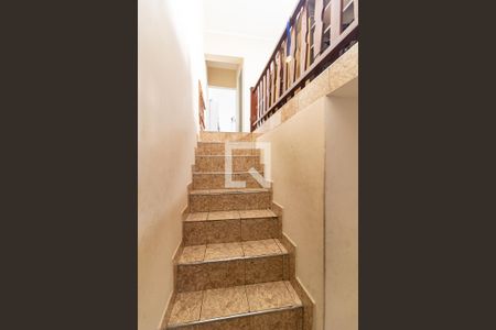 Casa à venda com 139m², 3 quartos e 2 vagas Casa à venda com 139m², 3 quartos e 2 vagasEscada