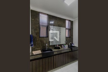 Casa à venda com 450m², 3 quartos e 3 vagasBanheiro da Suíte 1