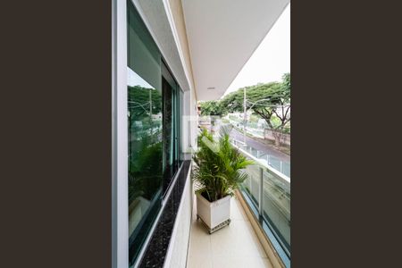 Casa à venda com 431m², 3 quartos e 2 vagas Casa à venda com 431m², 3 quartos e 2 vagasCasa 1 - Varanda da sala