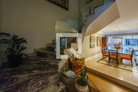 Casa à venda com 320m², 5 quartos e 4 vagasescada