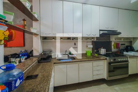 Casa à venda com 320m², 5 quartos e 4 vagascozinha