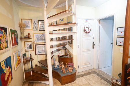 Apartamento à venda com 197m², 3 quartos e 2 vagas Apartamento à venda com 197m², 3 quartos e 2 vagasEscada