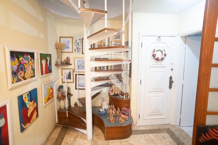 Apartamento à venda com 197m², 3 quartos e 2 vagas Apartamento à venda com 197m², 3 quartos e 2 vagasEscada