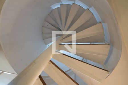 Apartamento à venda com 197m², 3 quartos e 2 vagas Apartamento à venda com 197m², 3 quartos e 2 vagasEscada