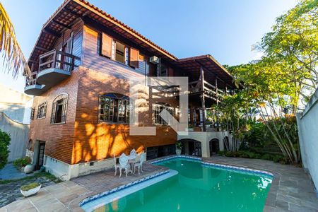 Casa à venda com 390m², 4 quartos e 4 vagasFachada