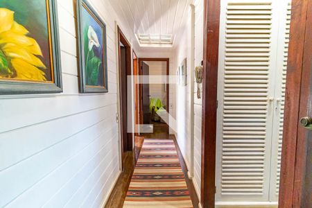 Casa à venda com 390m², 4 quartos e 4 vagasCorredor