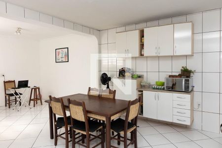 Casa à venda com 250m², 4 quartos e 2 vagas Casa à venda com 250m², 4 quartos e 2 vagasCozinha