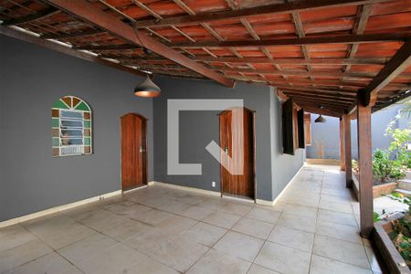 Casa à venda com 360m², 4 quartos e 2 vagasVaranda Frontal