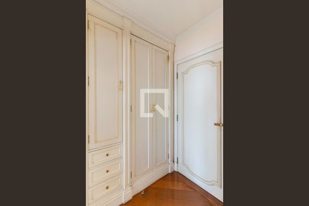 Apartamento à venda com 317m², 4 quartos e 5 vagas Apartamento à venda com 317m², 4 quartos e 5 vagasSuíte 1 - Quarto - Armários