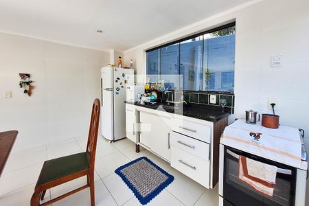 Casa à venda com 300m², 3 quartos e 4 vagas Casa à venda com 300m², 3 quartos e 4 vagasCozinha