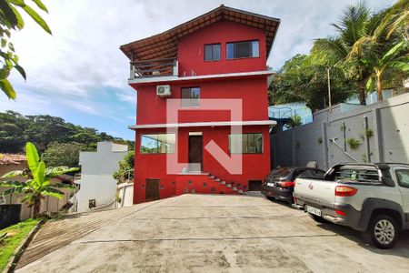 Casa à venda com 300m², 3 quartos e 4 vagas Casa à venda com 300m², 3 quartos e 4 vagasQuintal
