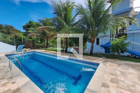 Casa à venda com 300m², 3 quartos e 4 vagas Casa à venda com 300m², 3 quartos e 4 vagasPiscina