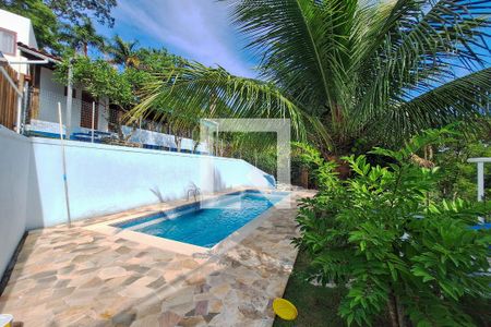 Casa à venda com 300m², 3 quartos e 4 vagas Casa à venda com 300m², 3 quartos e 4 vagasPiscina