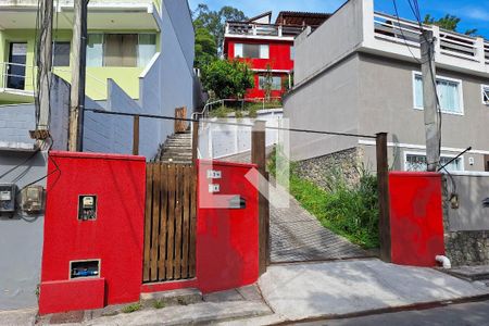 Casa à venda com 300m², 3 quartos e 4 vagas Casa à venda com 300m², 3 quartos e 4 vagasFachada