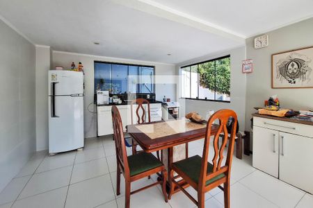 Casa à venda com 300m², 3 quartos e 4 vagas Casa à venda com 300m², 3 quartos e 4 vagasCozinha