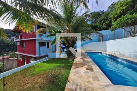 Casa à venda com 300m², 3 quartos e 4 vagas Casa à venda com 300m², 3 quartos e 4 vagasPiscina