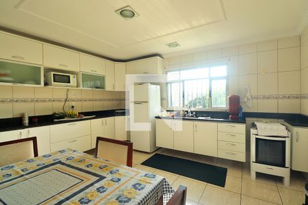 Casa à venda com 240m², 2 quartos e 2 vagasCozinha