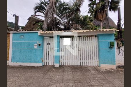 Casa à venda com 200m², 5 quartos e 3 vagas Casa à venda com 200m², 5 quartos e 3 vagasFachada