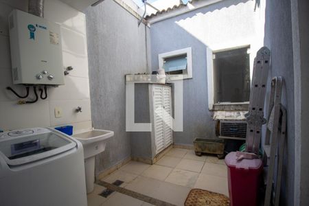 Casa de condomínio para alugar com 250m², 4 quartos e 2 vagas Casa de condomínio para alugar com 250m², 4 quartos e 2 vagasCozinha e Área de Serviço