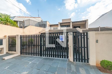 Casa à venda com 278m², 4 quartos e 4 vagas Casa à venda com 278m², 4 quartos e 4 vagasFachada